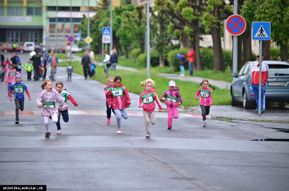 Beh detí na 100m počas 7.  Žiarskeho polmaratónu 