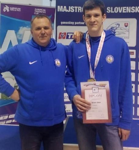 Adam Hriň so zlatou medailou z M-Slovenska dorastencov